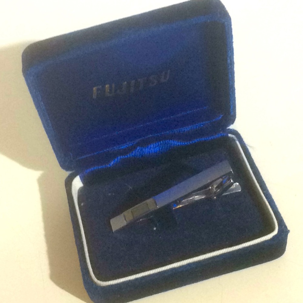 Fujitsu Silver Tone Tie Clip Men's Computer Memory Chip Blue Velvet Case Box - Picture 1 of 3